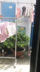 Nhin quan ao lot cua 2 me con chi phong ke ben nung qua.