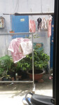Nhin quan ao lot cua 2 me con chi phong ke ben nung qua.