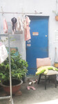 Nhin quan ao lot cua 2 me con chi phong ke ben nung qua.