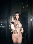 Hoàng Nhân Linh Chi hot girl dáng đồng hồ cát quyến rũ