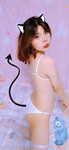 Bé teen xinh đẹp tạp dáng chụp ảnh