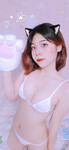 Bé teen xinh đẹp tạp dáng chụp ảnh