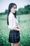 Gái xinh xắn núm hồng chụp ảnh dưới mưa quá nghệ