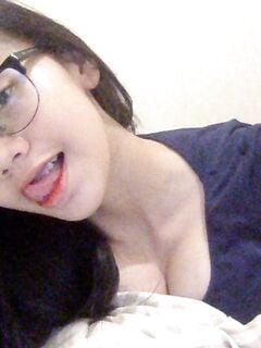 Em dâm lè lưỡi