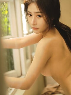 Nude bên cửa sổ