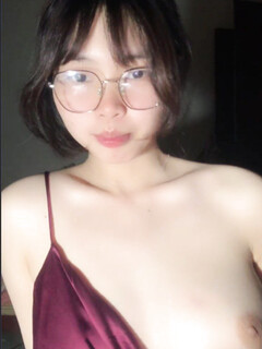 Gạ em Ý Nhi call video show hàng