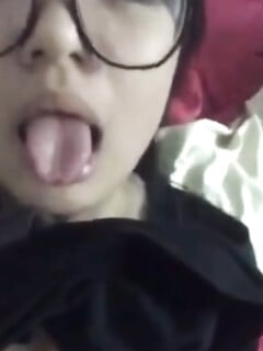 Em gái nhét súc xích vô lồn