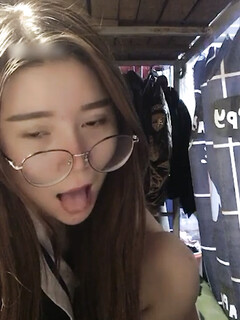 Em rau đeo kính mặt dâm đãng khoe hàng thủ dâm